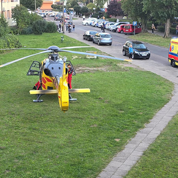 Śmigłowiec LPR lądował na Witosa. Starszy mężczyzna z udarem trafił do szpitala w Gryficach