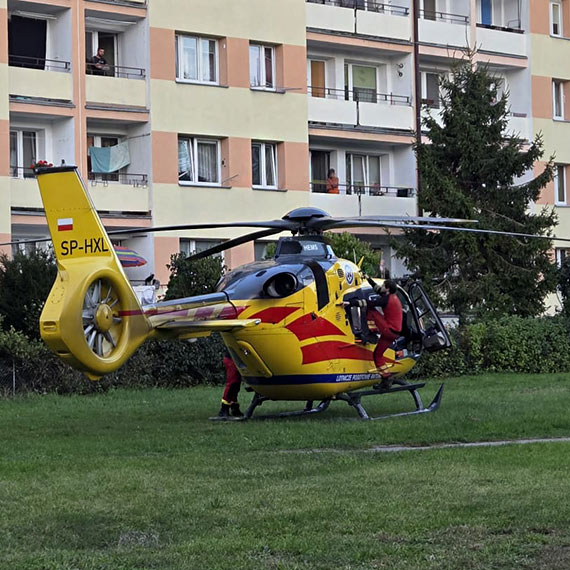 Śmigłowiec LPR lądował na Witosa. Starszy mężczyzna z udarem trafił do szpitala w Gryficach