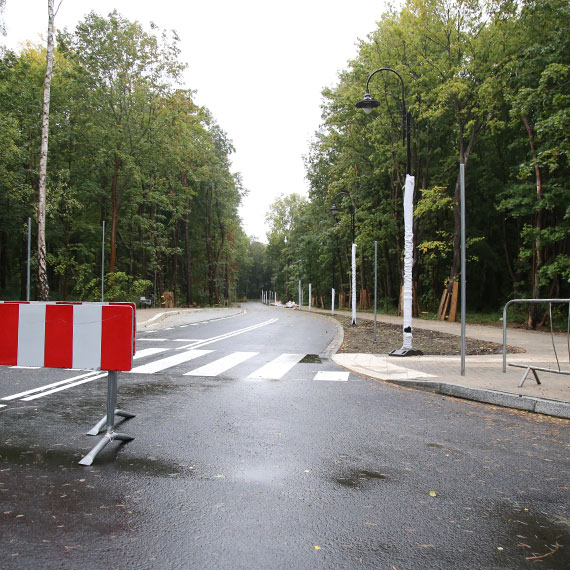 Ulica Nowojachtowa miała być otwarta 3 października. Otwarcie lada dzień - kierowcy muszą uważać na zmianę pierwszeństwa