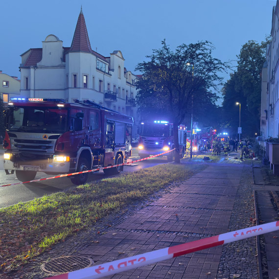 Poar mieszkania przy ulicy Chopina. Kobieta ewakuowana przez okno, uratowano te zwierzta. Zobacz film!