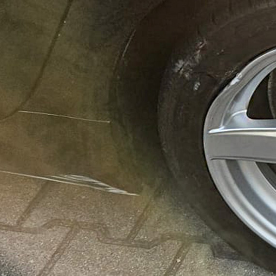 Mieszkaniec: Uszkodzona nawierzchnia na ulicy Wielkopolskiej zniszczyła BMW. Miasto zareagowało dopiero po szkodzie