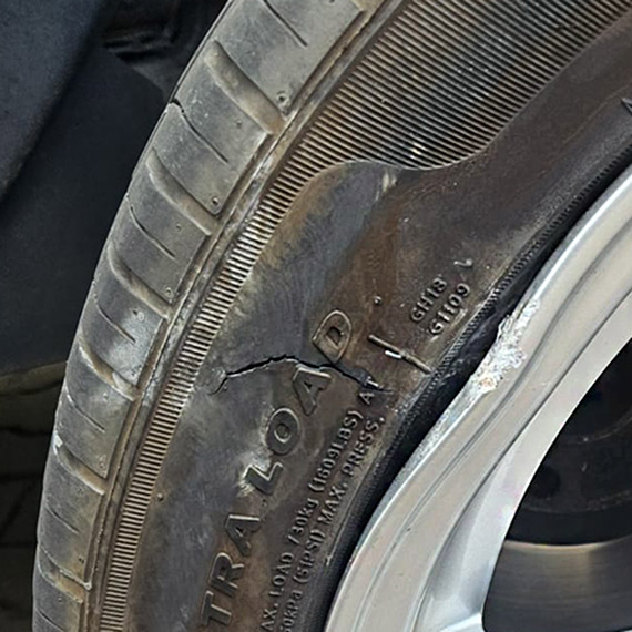 Mieszkaniec: Uszkodzona nawierzchnia na ulicy Wielkopolskiej zniszczyła BMW. Miasto zareagowało dopiero po szkodzie