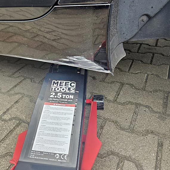 Mieszkaniec: Uszkodzona nawierzchnia na ulicy Wielkopolskiej zniszczyła BMW. Miasto zareagowało dopiero po szkodzie