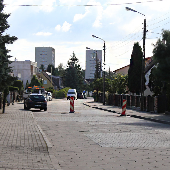 Mieszkaniec: Uszkodzona nawierzchnia na ulicy Wielkopolskiej zniszczyła BMW. Miasto zareagowało dopiero po szkodzie