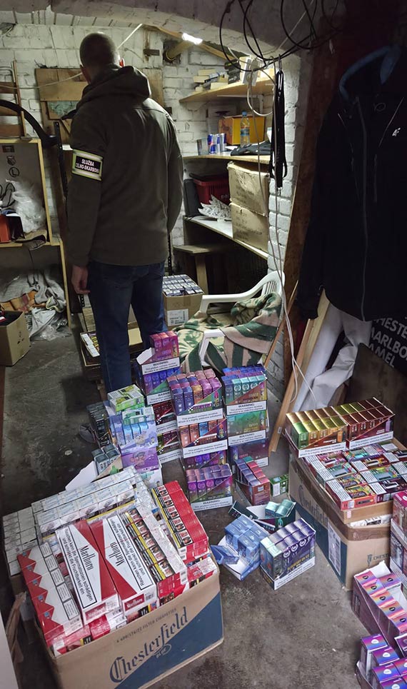 Zachodniopomorska KAS skontrolowała targowisko w Świnoujściu. Wartość rynkowa zatrzymanych towarów wynosi ponad 180 tys. zł