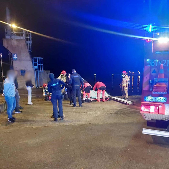 Szybka reakcja policjantów i strażaków uratowała życie 45-letniej kobiecie