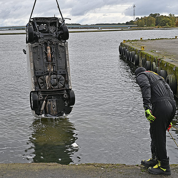 Akcja przy przeprawie promowej Karsibór: z wody wyciągnięto samochód. Zobacz film!