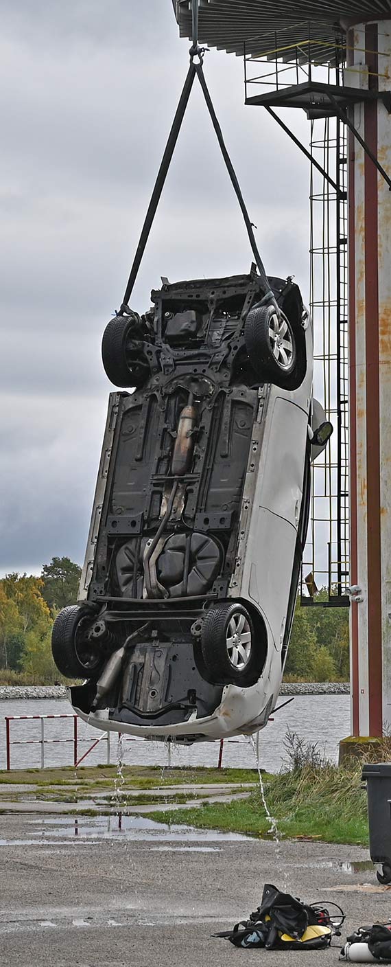 Akcja przy przeprawie promowej Karsibór: z wody wyciągnięto samochód. Zobacz film!