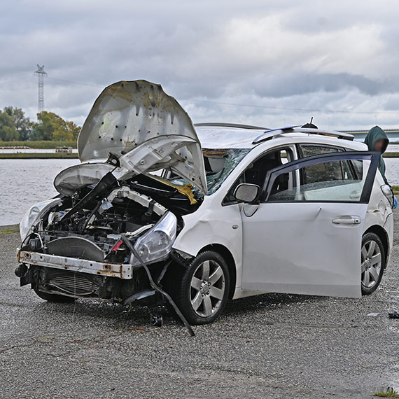 Akcja przy przeprawie promowej Karsibór: z wody wyciągnięto samochód. Zobacz film!