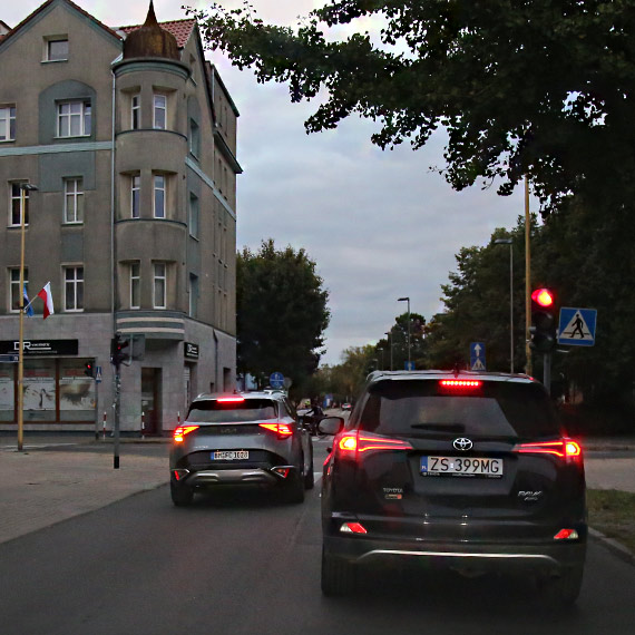Absurd na skrzyowaniu przy stray poarnej. Kierowca na niemieckich numerach zablokowa pas ruchu