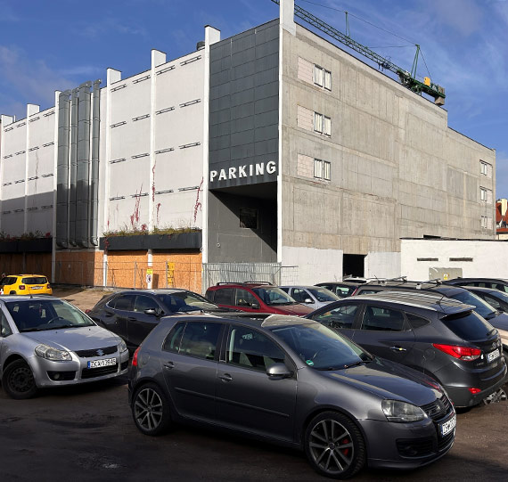 Parkingowiec jeszcze nie dziaa, ale miasto musi budowa drog