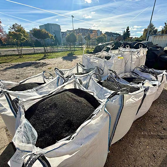 Na Orliku przy ul. Kociuszki trwaj prace przy wymianie nawierzchni