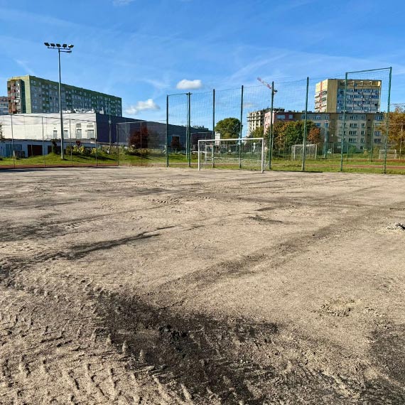 Na Orliku przy ul. Kościuszki trwają prace przy wymianie nawierzchni