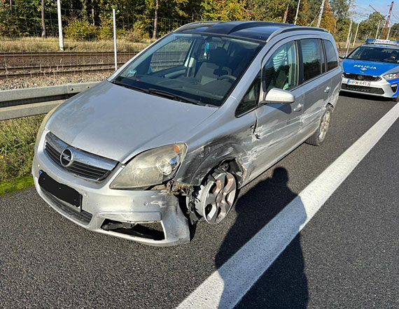Nietrzeźwy kierowca uderzył w barierki na drodze S3 – szybka reakcja policjantów i obywatela