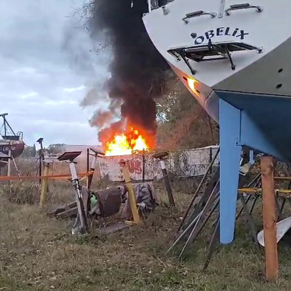 Pożar przy „Czterech Wiatrach”! Płonęła motorówka. Zobacz film!