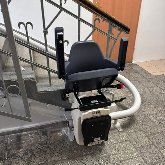 Koniec z d¼wiganiem uczniów po schodach