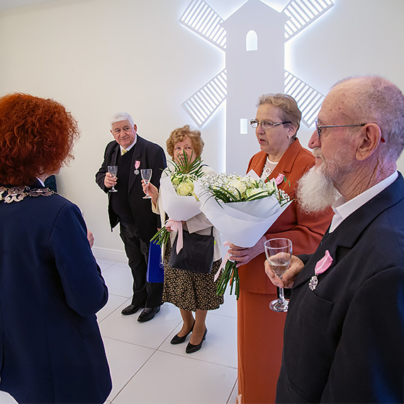 Złote Gody w Świnoujściu. Dwie pary uhonorowane medalami za długoletnie pożycie małżeńskie. Zobacz film!