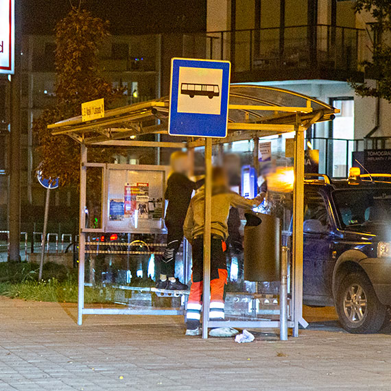 Świnoujście nocą też się sprząta! Ekipy czyszczą szyby przystanków autobusowych
