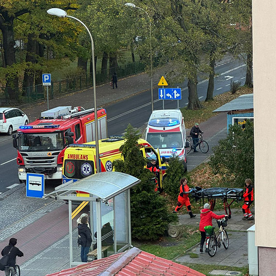 Mężczyzna z nożem w brzuchu zabrany z mieszkania