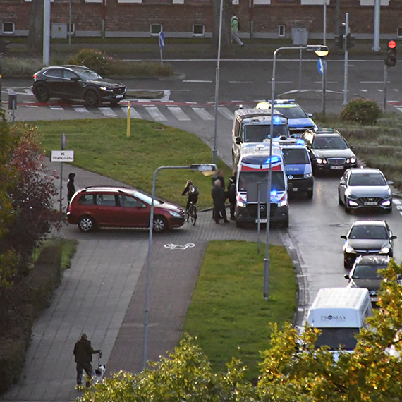 Wypadek na 11 Listopada. Rowerzysta potrącony przez 79-letniego kierowcę Peugeota