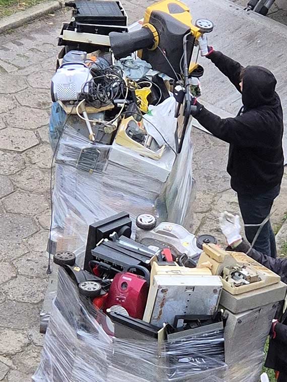 Uczniowie zbierają elektrośmieci