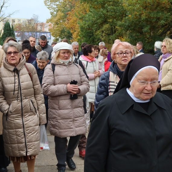 Modlitewne skupienie, morze zniczy wśród kwiatów, harcerskie patrole na alejkach. Tak świętowaliśmy Dzień wszystkich świętych na świnoujskiej nekropolii