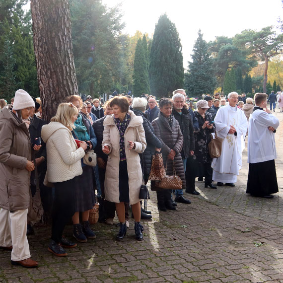 Modlitewne skupienie, morze zniczy wśród kwiatów, harcerskie patrole na alejkach. Tak świętowaliśmy Dzień wszystkich świętych na świnoujskiej nekropolii