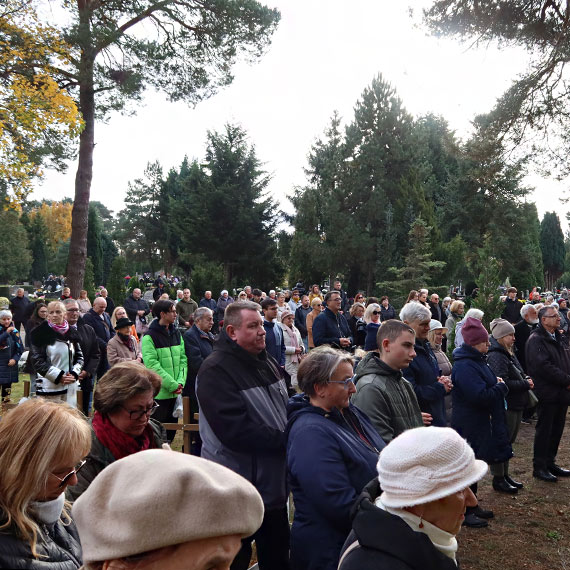 Modlitewne skupienie, morze zniczy wśród kwiatów, harcerskie patrole na alejkach. Tak świętowaliśmy Dzień wszystkich świętych na świnoujskiej nekropolii