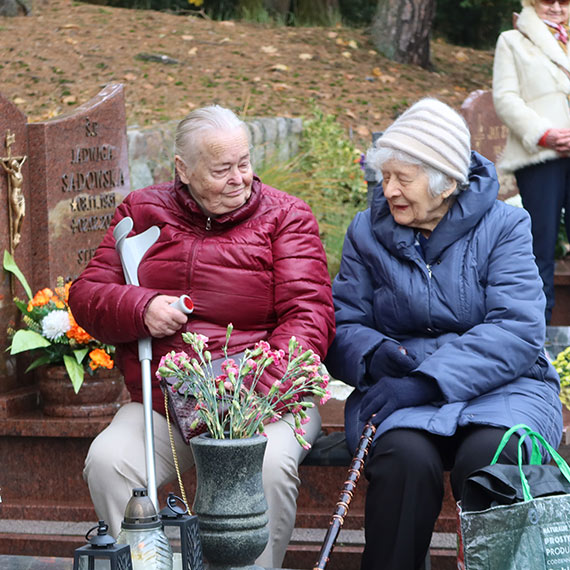 Modlitewne skupienie, morze zniczy wśród kwiatów, harcerskie patrole na alejkach. Tak świętowaliśmy Dzień wszystkich świętych na świnoujskiej nekropolii