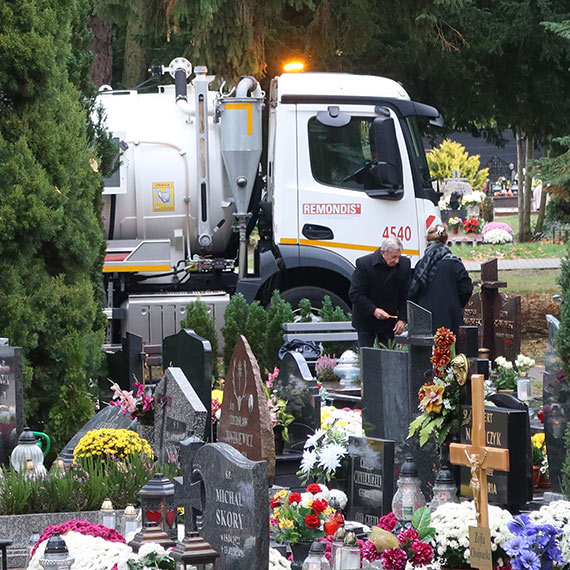 Modlitewne skupienie, morze zniczy wśród kwiatów, harcerskie patrole na alejkach. Tak świętowaliśmy Dzień wszystkich świętych na świnoujskiej nekropolii