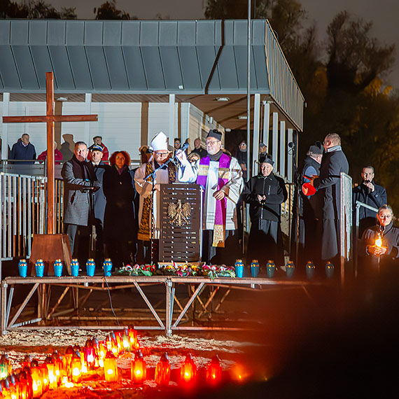 Świnoujska plaża rozświetlona światłem zniczy. Morskie Zaduszki zgromadziły setki ludzi