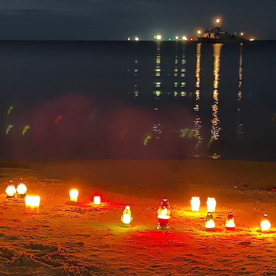 Świnoujska plaża rozświetlona światłem zniczy. Morskie Zaduszki zgromadziły setki ludzi