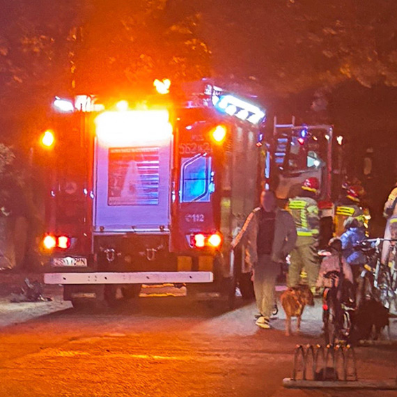 Zadymienie w bloku przy ulicy Modrzejewskiej. Na miejscu straż pożarna, policja i pogotowie