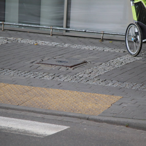 Niebezpieczna studzienka przy Corso. Zagrożenie dla pieszych!