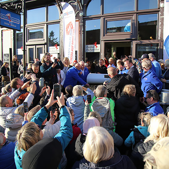 Gigantyczne szproty, rekord świata – i puszka pełna dobrej zabawy w restauracji Fisch Domke w Heringsdorfie. Zobacz film!