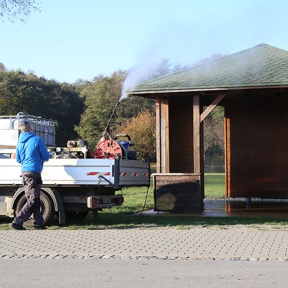 Przed 11 listopada: porządki i przygotowania przy polanie „grillowej” przy basenie pólnocnym