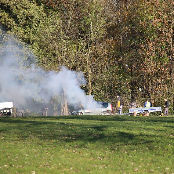 Przed 11 listopada: porządki i przygotowania przy polanie „grillowej” przy basenie pólnocnym