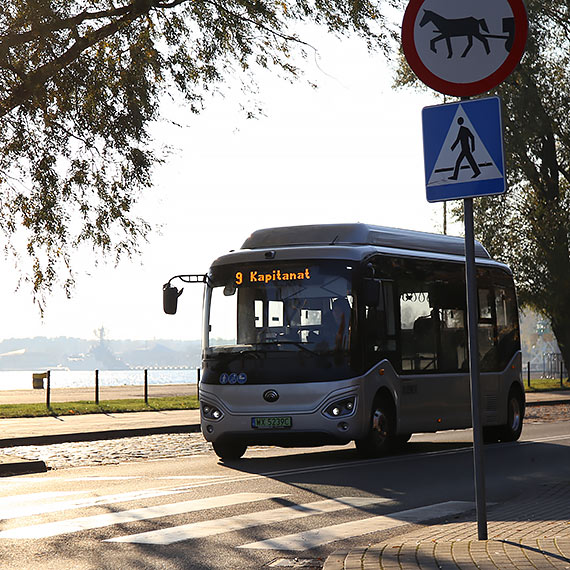 Nowoczesny, cichy i ekologiczny. Elektryczny autobus testowo wozi pasażerów po Świnoujściu