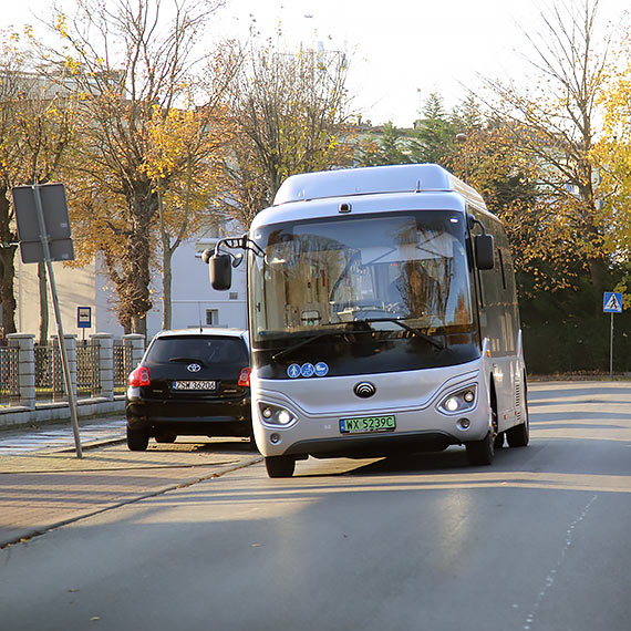 Nowoczesny, cichy i ekologiczny. Elektryczny autobus testowo wozi pasażerów po Świnoujściu