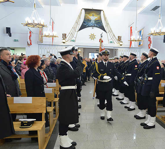 Z kościoła w świątecznym pochodzie. Świnoujście rozpoczęło obchody Święta Niepodległości modlitwą i marszem