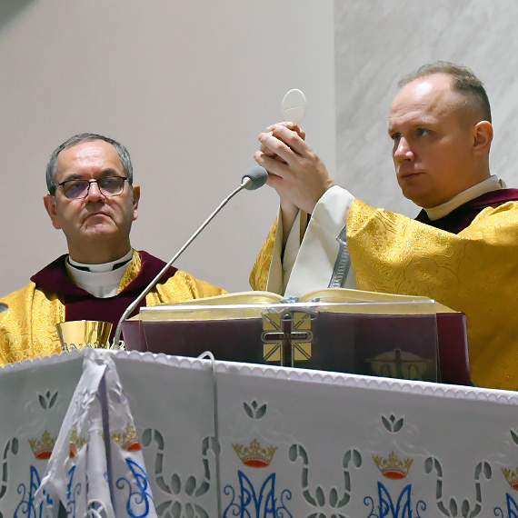 Z kościoła w świątecznym pochodzie. Świnoujście rozpoczęło obchody Święta Niepodległości modlitwą i marszem