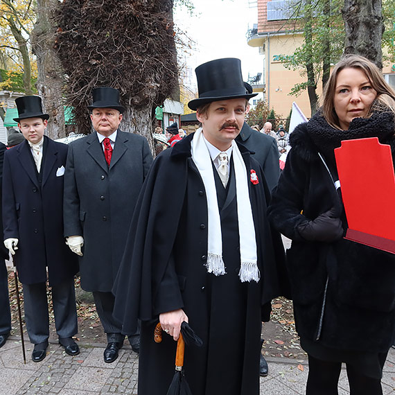 Z kościoła w świątecznym pochodzie. Świnoujście rozpoczęło obchody Święta Niepodległości modlitwą i marszem