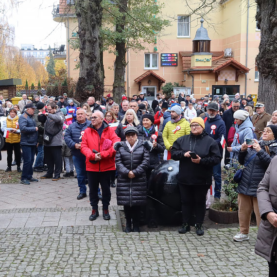 Z kościoła w świątecznym pochodzie. Świnoujście rozpoczęło obchody Święta Niepodległości modlitwą i marszem
