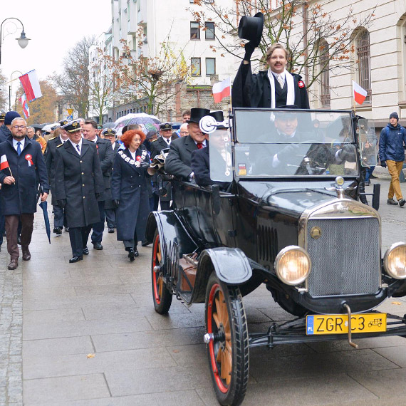 Z kościoła w świątecznym pochodzie. Świnoujście rozpoczęło obchody Święta Niepodległości modlitwą i marszem