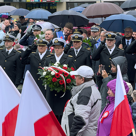 Na Placu Słowiańskim zabrzmiał hymn. Uroczysta sesja Rady Miasta i hołd dla bohaterów
