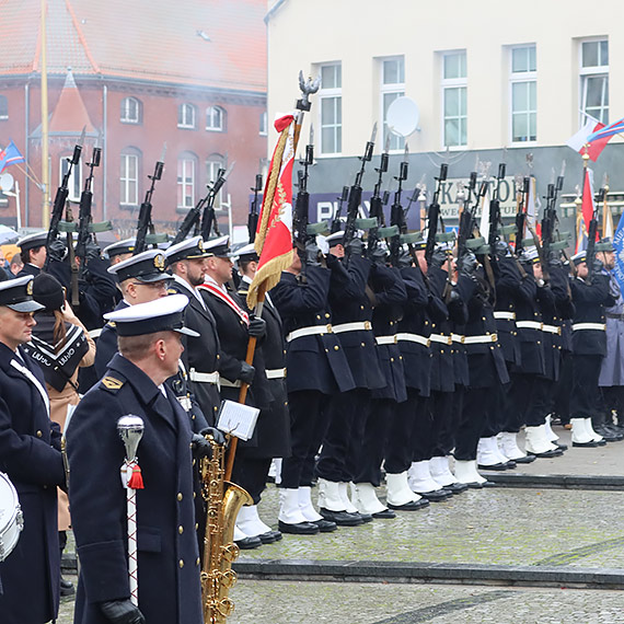 Na Placu Sowiaskim zabrzmia hymn. Uroczysta sesja Rady Miasta i hod dla bohaterw
