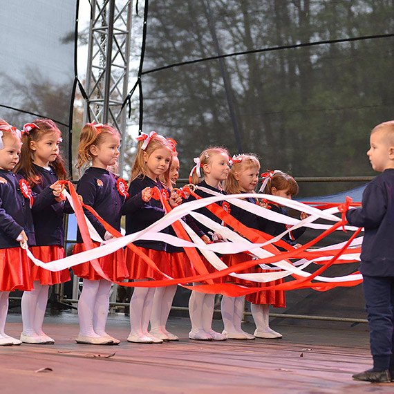 Piknik Niepodległościowy nad Basenem Północnym. Konie, fortepian i dziecięce śpiewy