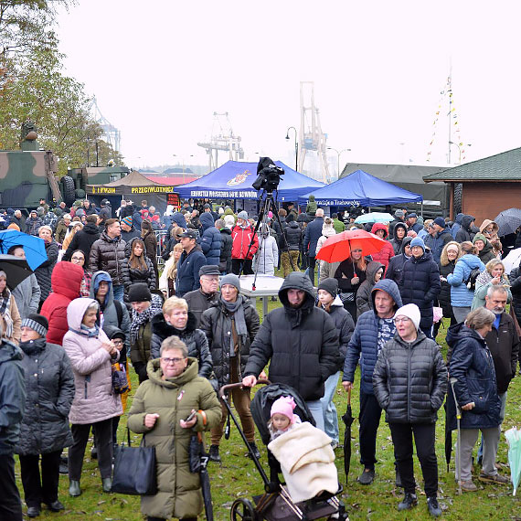 Piknik Niepodległościowy nad Basenem Północnym. Konie, fortepian i dziecięce śpiewy