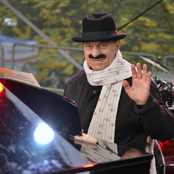 Piknik Niepodległościowy nad Basenem Północnym. Konie, fortepian i dziecięce śpiewy