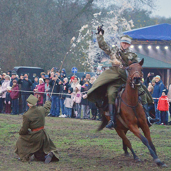 Piknik Niepodległościowy nad Basenem Północnym. Konie, fortepian i dziecięce śpiewy